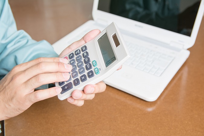 電卓を打つ男性
