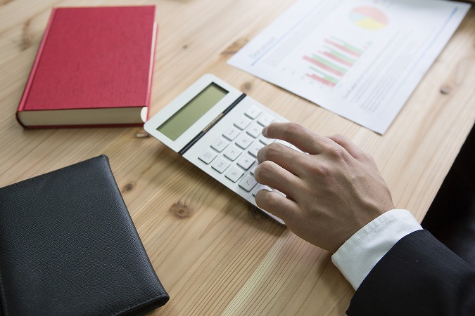 電卓を打つ男性